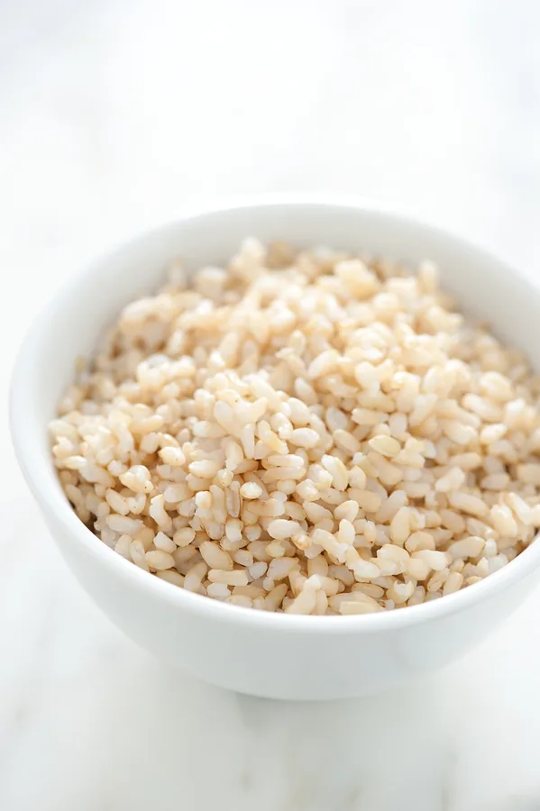 ข้าวกล้องและข้าวโอ๊ตในถ้วยสำหรับสลับใช้เป็นส่วนหนึ่งของมื้ออาหาร