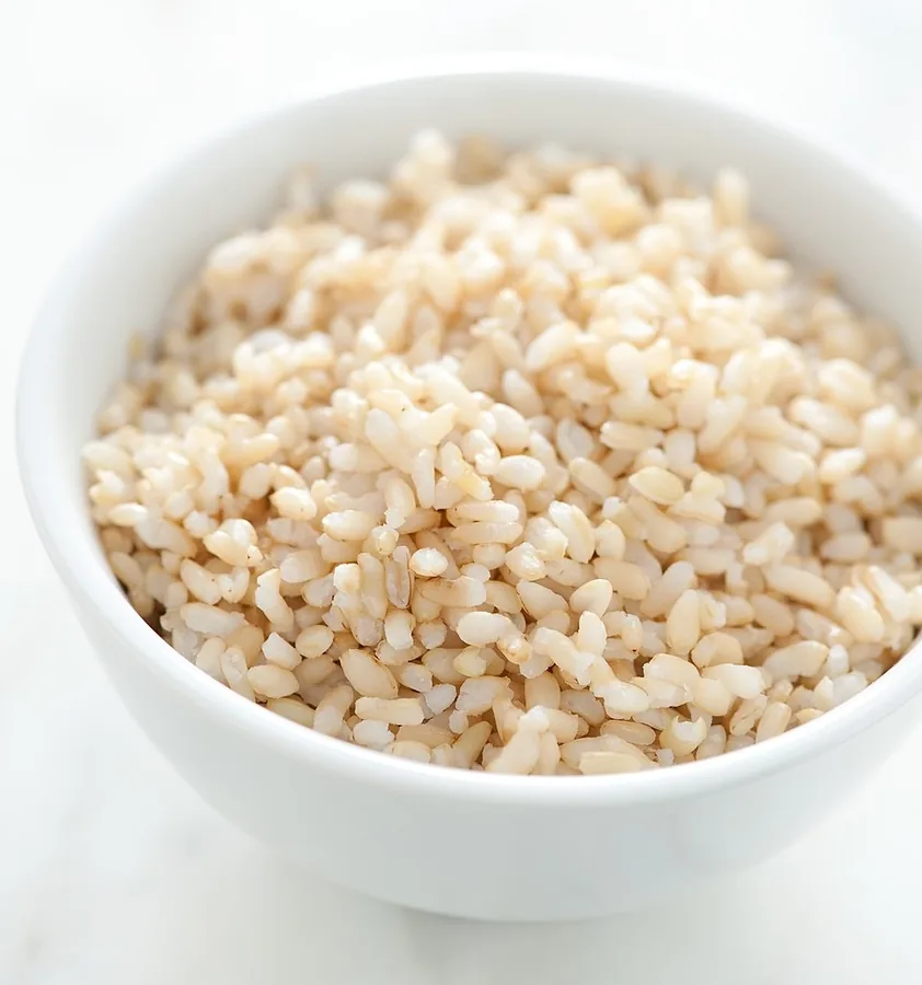 ข้าวกล้องและข้าวโอ๊ตในถ้วยสำหรับสลับใช้เป็นส่วนหนึ่งของมื้ออาหาร