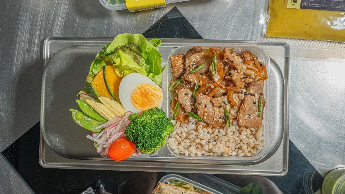 ข้าวกล้องหุงสุกในถ้วยสำหรับจับคู่กับอาหารมื้อประจำวัน
