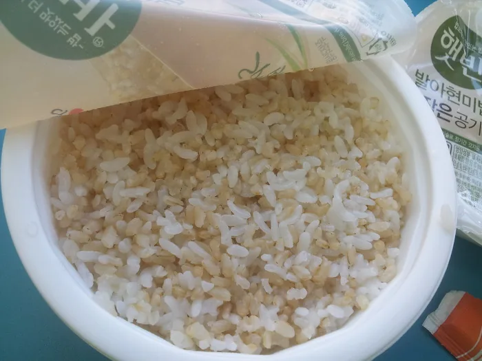 ข้าวสุกในจานจัดคู่กับผักและเครื่องเคียง ถ่ายระยะใกล้ให้เห็นเนื้อสัมผัส
