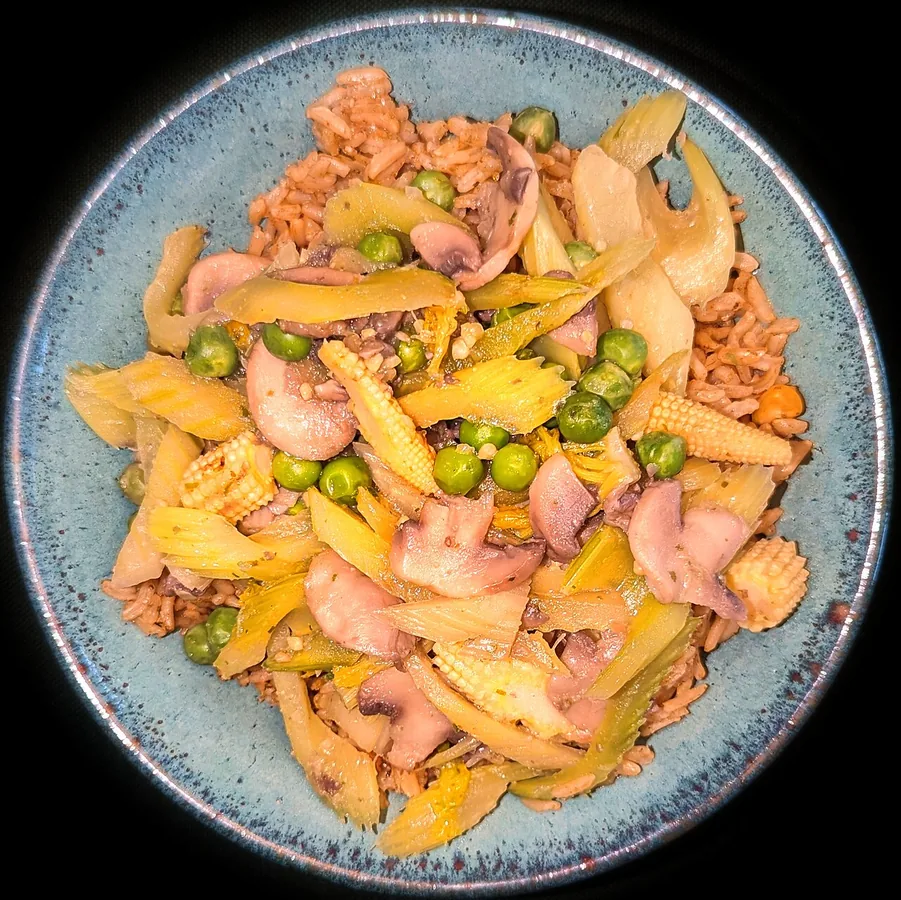ถั่วลูกไก่สุกในชาม ถ่ายระยะใกล้ให้เห็นเมล็ดชัดด้วยแสงธรรมชาติ